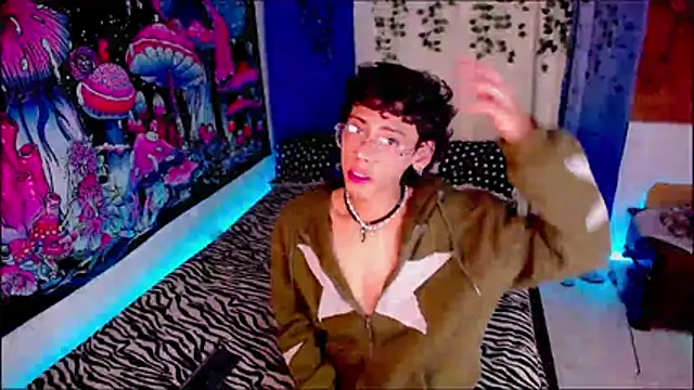Snapshot of Thedoll_ethan7 chatting on May 7, 1:21 am Thedoll ethan7 online show from May 7, 1:21 am