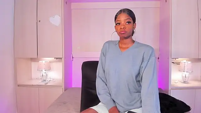 Stefannyevans  online show from May 15, 1:20 pm