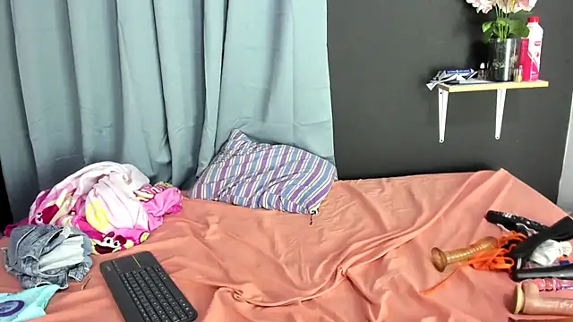 Snapshot of TeensNews18 chatting on November 3, 12:49 am TeensNews18 online show from November 3, 12:49 am