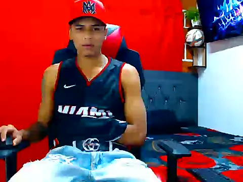 Snapshot of cristian_tayron1 chatting on July 6, 6:20 am cristian tayron1 online show from July 6, 6:20 am