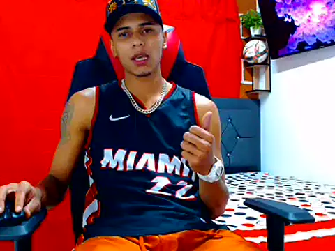 Snapshot of cristian_tayron1 chatting on July 13, 7:51 am cristian tayron1 online show from July 13, 7:51 am