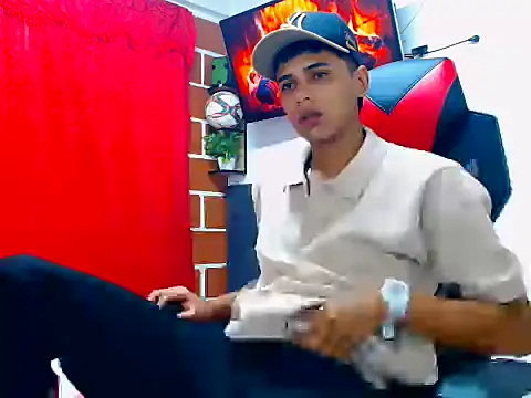 Snapshot of cristian_tayron1 chatting on June 16, 6:02 am cristian tayron1 online show from June 16, 6:02 am