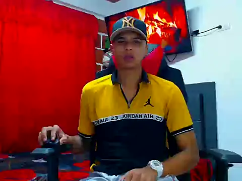 Snapshot of cristian_tayron1 chatting on June 21, 6:03 pm cristian tayron1 online show from June 21, 6:03 pm