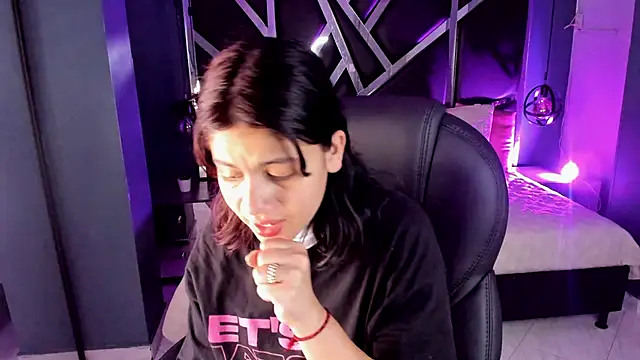 Snapshot of Julieth_brown_ chatting on October 2, 7:39 pm Julieth brown online show from October 2, 7:39 pm