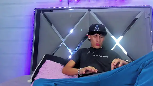 Snapshot of Just18Jake chatting on September 17, 8:55 pm Just18Jake online show from September 17, 8:55 pm