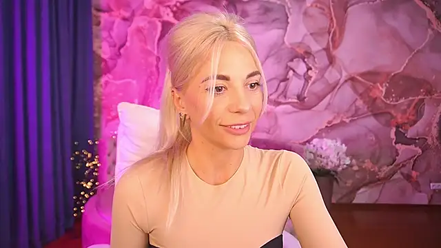 Snapshot of BellaRayyy chatting on October 15, 1:19 pm BellaRayyy online show from October 15, 1:19 pm