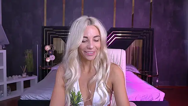 Snapshot of BellaRayyy chatting on September 28, 6:20 am BellaRayyy online show from September 28, 6:20 am