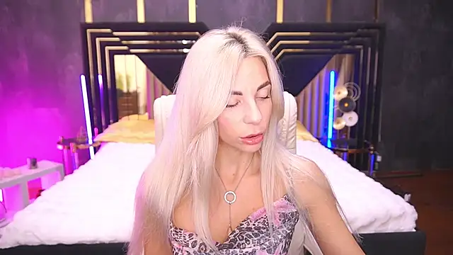 Snapshot of BellaRayyy chatting on November 5, 8:56 pm BellaRayyy online show from November 5, 8:56 pm