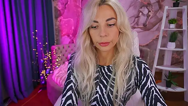 Snapshot of BellaRayyy chatting on November 2, 2:00 pm BellaRayyy online show from November 2, 2:00 pm