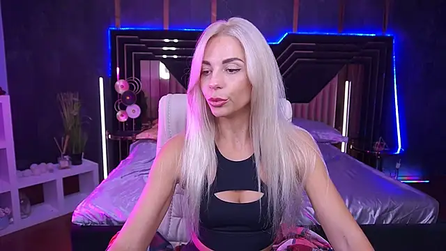 Snapshot of BellaRayyy chatting on October 9, 1:06 am BellaRayyy online show from October 9, 1:06 am