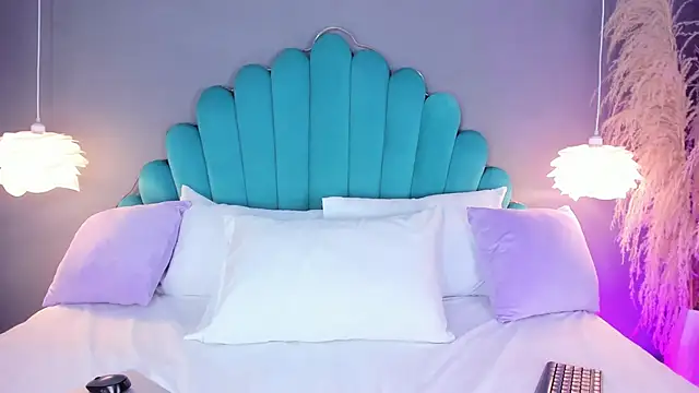 AlassiaHocthner online show from October 17, 11:45 am