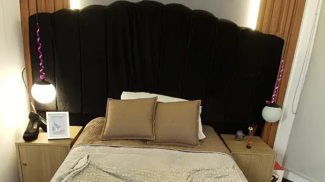 LiaMonroee  online show from April 21, 2:45 pm