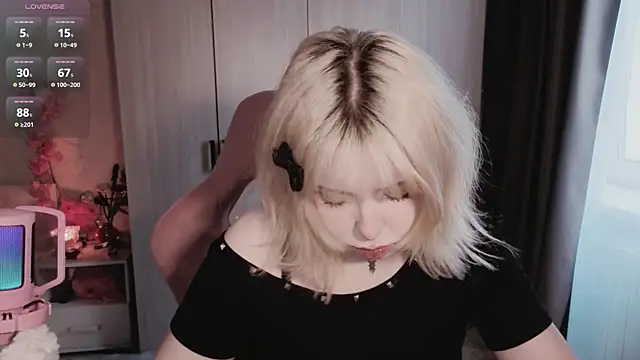 Snapshot of RileyVice chatting on July 9, 8:37 am RileyVice online show from July 9, 8:37 am