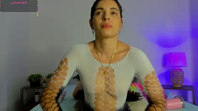 hailey hadid online show from November 12, 6:56 pm