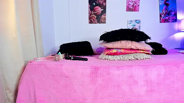 hailey hadid online show from February 24, 7:04 pm