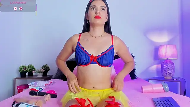 hailey hadid online show from October 31, 7:10 pm