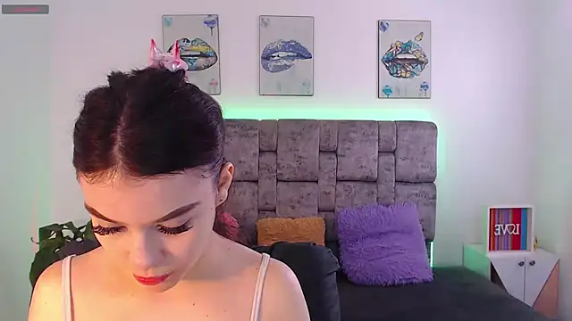 Snapshot of melodydoll chatting on October 22, 1:32 pm melodydoll online show from October 22, 1:32 pm