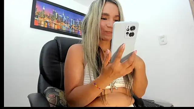 Snapshot of Ms_lunaRose chatting on October 16, 1:36 am Ms lunaRose online show from October 16, 1:36 am