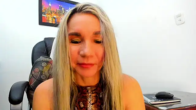 Snapshot of Ms_lunaRose chatting on September 18, 12:02 am Ms lunaRose online show from September 18, 12:02 am