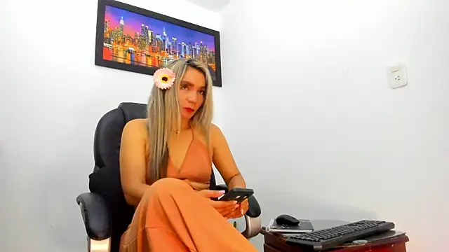Snapshot of Ms_lunaRose chatting on October 2, 12:47 am Ms lunaRose online show from October 2, 12:47 am