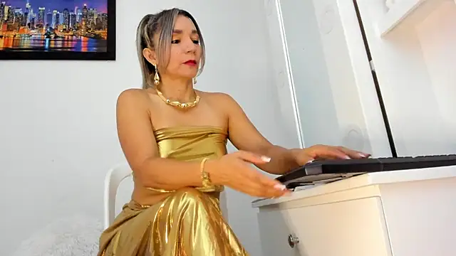 Snapshot of Ms_lunaRose chatting on June 14, 5:25 pm Ms lunaRose online show from June 14, 5:25 pm