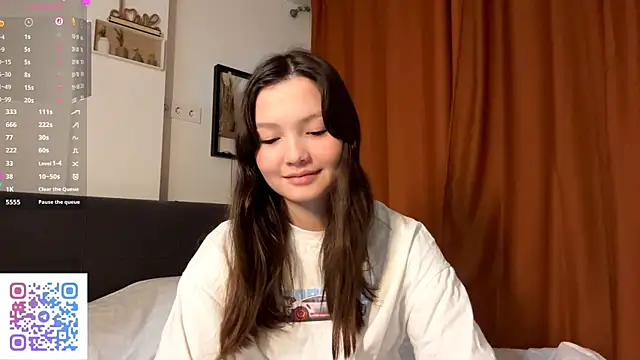 Snapshot of KiraVelvet chatting on October 3, 4:19 pm KiraVelvet online show from October 3, 4:19 pm