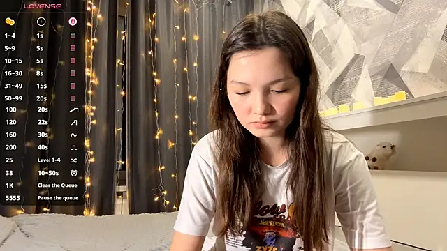 KiraVelvet online show from November 29, 6:30 pm