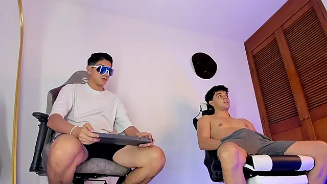 sotooliver3 online show from November 12, 8:45 pm