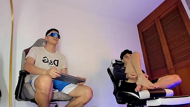 sotooliver3 online show from December 1, 9:15 pm