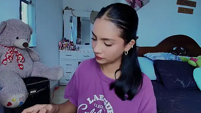 Snapshot of mia_yireth chatting on October 3, 3:13 pm mia yireth online show from October 3, 3:13 pm