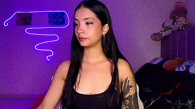 mia yireth online show from April 3, 12:06 am