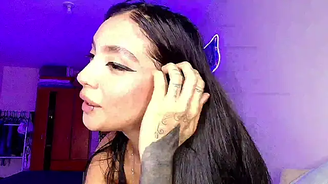 mia yireth online show from May 27, 1:57 am