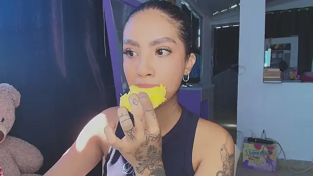 mia yireth online show from November 7, 2:32 pm