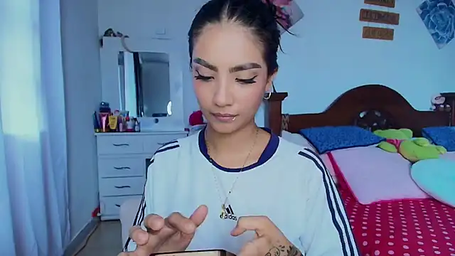 mia yireth online show from October 31, 5:20 pm