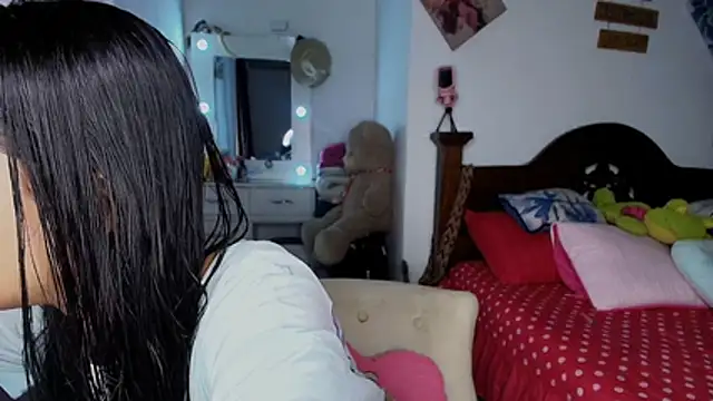 mia yireth online show from October 25, 12:54 am