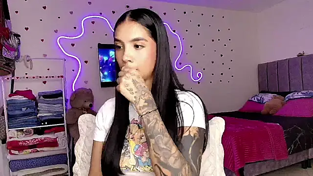 mia yireth online show from February 21, 11:18 pm