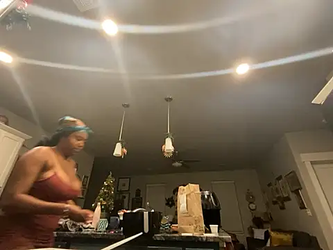 Snapshot of princesslivv chatting on December 23, 1:05 am princesslivv online show from December 23, 1:05 am