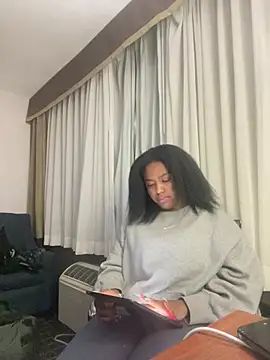 Snapshot of princesslivv chatting on February 12, 5:29 am princesslivv online show from February 12, 5:29 am