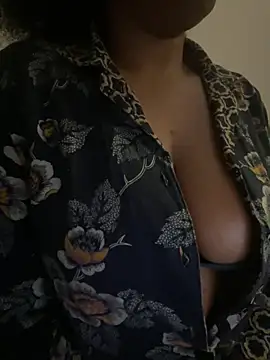 Snapshot of princesslivv chatting on April 23, 3:35 am princesslivv online show from April 23, 3:35 am