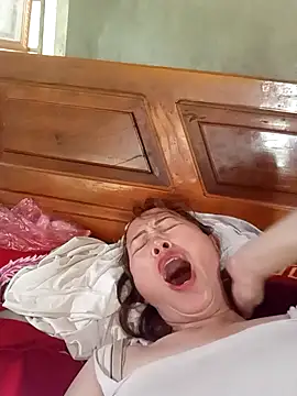 Snapshot of Fienjr chatting on October 22, 2:44 am Fienjr online show from October 22, 2:44 am