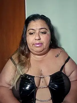 curvy diva  online show from April 7, 9:05 pm