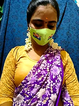 Snapshot of mini-queen chatting on November 22, 3:00 pm mini-queen online show from November 22, 3:00 pm