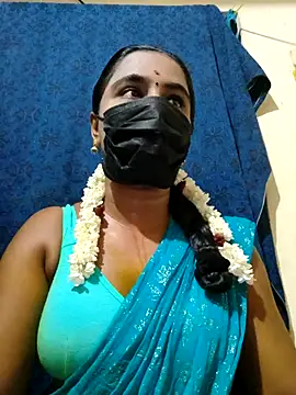 Snapshot of mini-queen chatting on October 6, 1:23 pm mini-queen online show from October 6, 1:23 pm