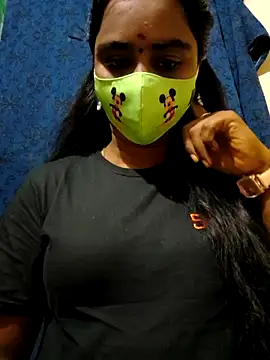 Snapshot of mini-queen chatting on October 3, 4:19 pm mini-queen online show from October 3, 4:19 pm