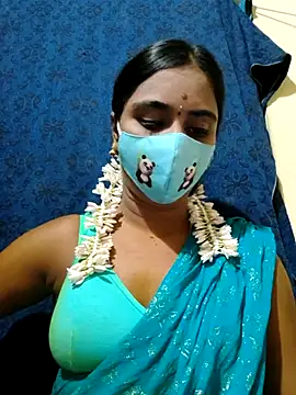 Snapshot of mini-queen chatting on October 31, 1:52 pm mini-queen online show from October 31, 1:52 pm