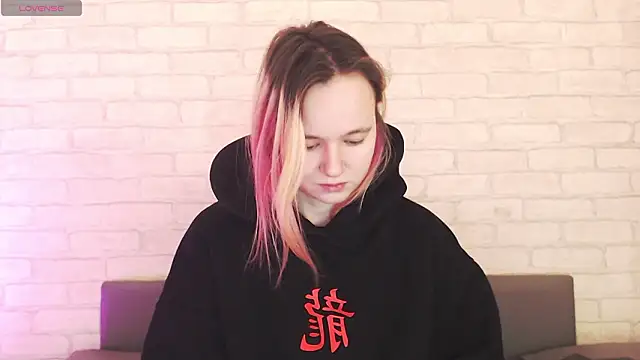 Ericha Stone online show from March 18, 1:31 am