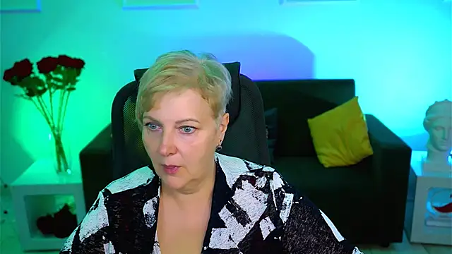 Snapshot of MaryMogan chatting on October 9, 8:15 am MaryMogan online show from October 9, 8:15 am