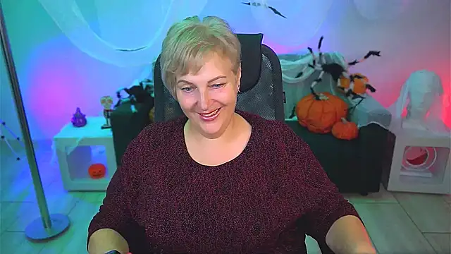 Snapshot of MaryMogan chatting on October 24, 4:11 am MaryMogan online show from October 24, 4:11 am