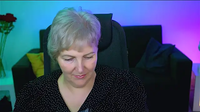 Snapshot of MaryMogan chatting on October 14, 4:13 am MaryMogan online show from October 14, 4:13 am