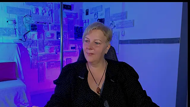 Snapshot of MaryMogan chatting on October 3, 9:00 am MaryMogan online show from October 3, 9:00 am